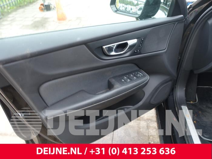 Volvo V60 II 2.0 T5 16V Sloopvoertuig (2018, Zwart)