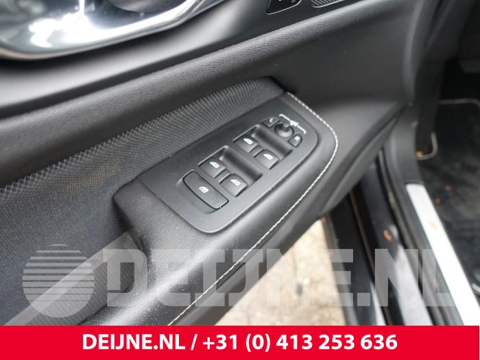 Volvo V60 II 2.0 T5 16V Sloopvoertuig (2018, Zwart)