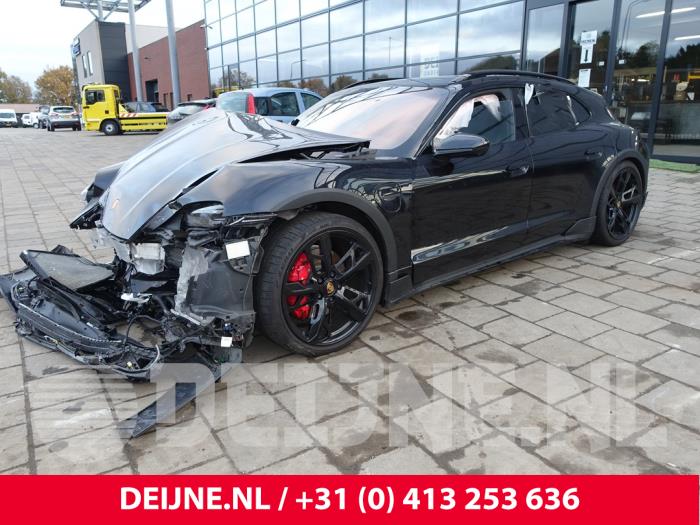 Porsche Taycan Cross Turismo 4S Performance Battery Plus Sloopvoertuig (2022, Zwart)