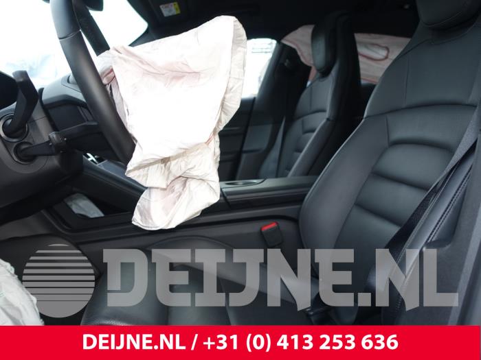 Porsche Taycan Cross Turismo 4S Performance Battery Plus Sloopvoertuig (2022, Zwart)