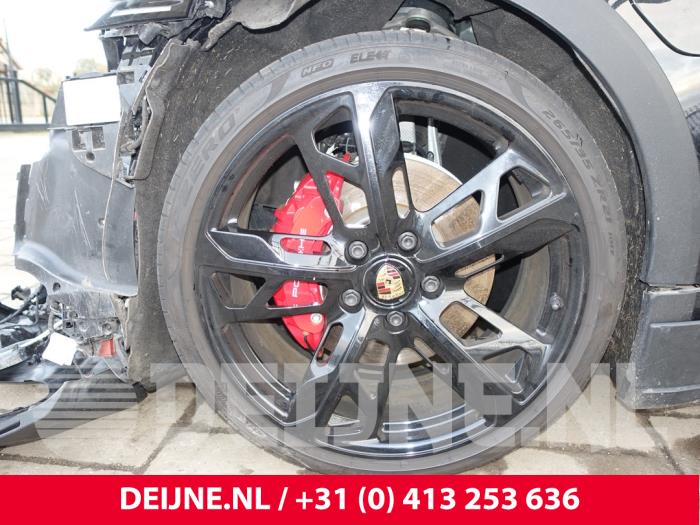 Porsche Taycan Cross Turismo 4S Performance Battery Plus Sloopvoertuig (2022, Zwart)