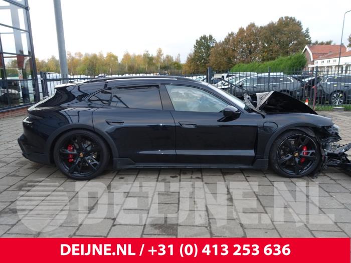 Porsche Taycan Cross Turismo 4S Performance Battery Plus Sloopvoertuig (2022, Zwart)