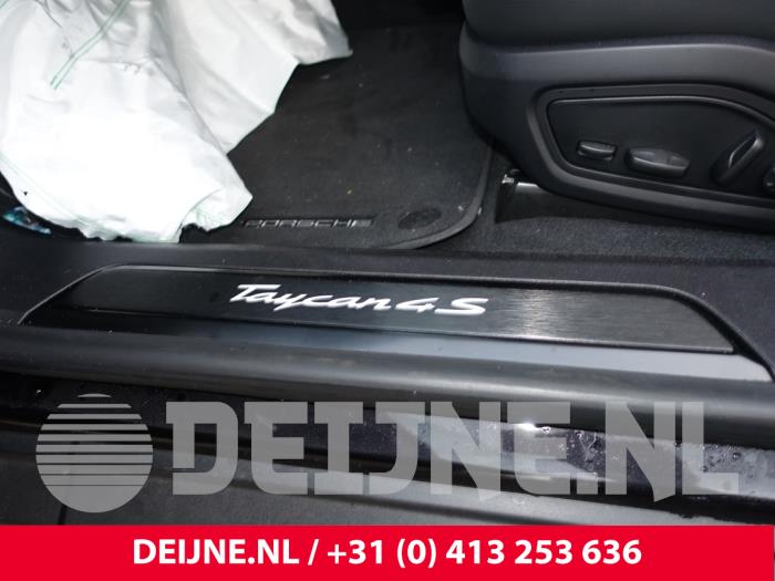 Porsche Taycan Cross Turismo 4S Performance Battery Plus Sloopvoertuig (2022, Zwart)