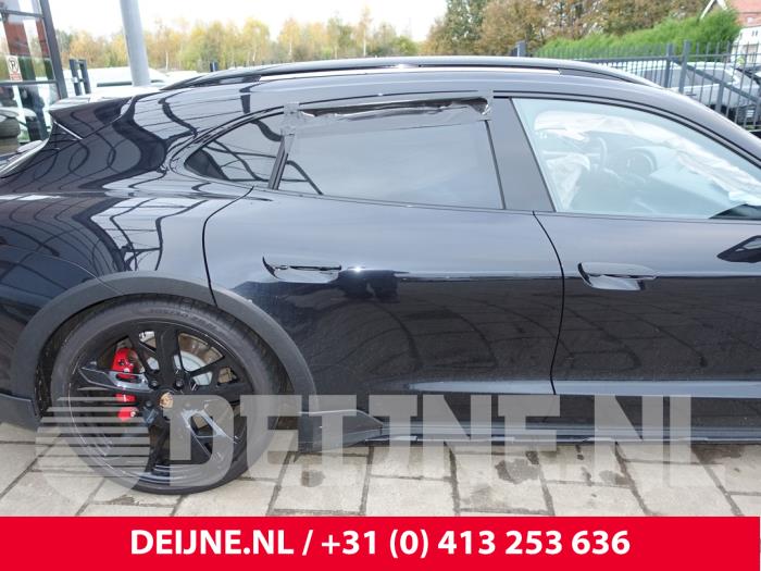 Porsche Taycan Cross Turismo 4S Performance Battery Plus Sloopvoertuig (2022, Zwart)