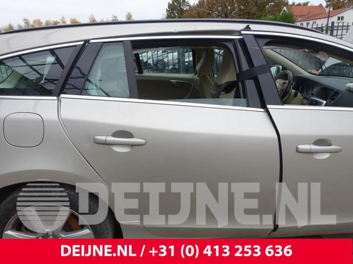 Volvo V60 I 2.0 D4 16V Sloopvoertuig (2017, Champagne)