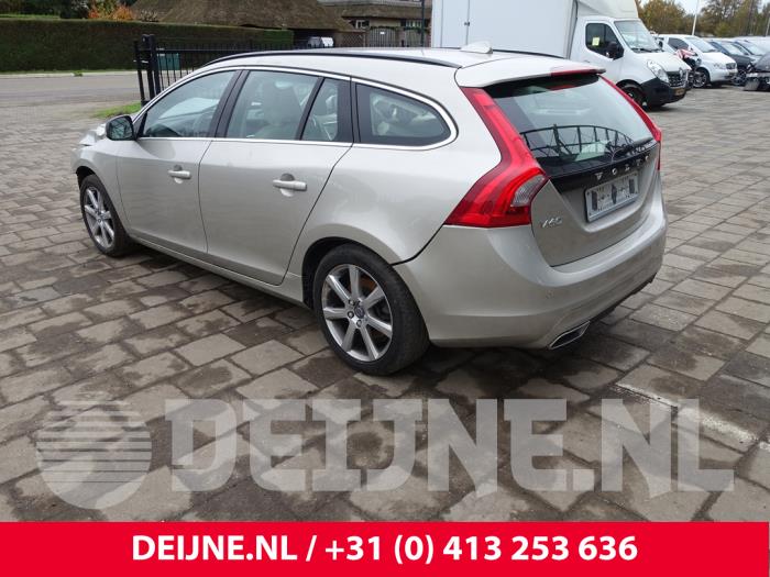 Volvo V60 I 2.0 D4 16V Sloopvoertuig (2017, Champagne)