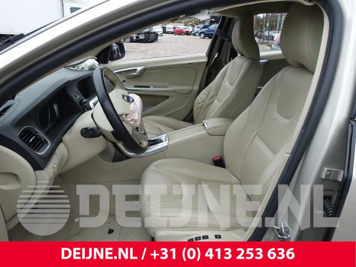 Volvo V60 I 2.0 D4 16V Sloopvoertuig (2017, Champagne)