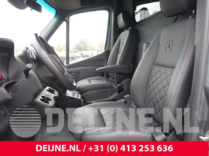 Mercedes Sprinter 3,5t 319 CDI 2.0 D RWD Sloopvoertuig (2023, Grijs)