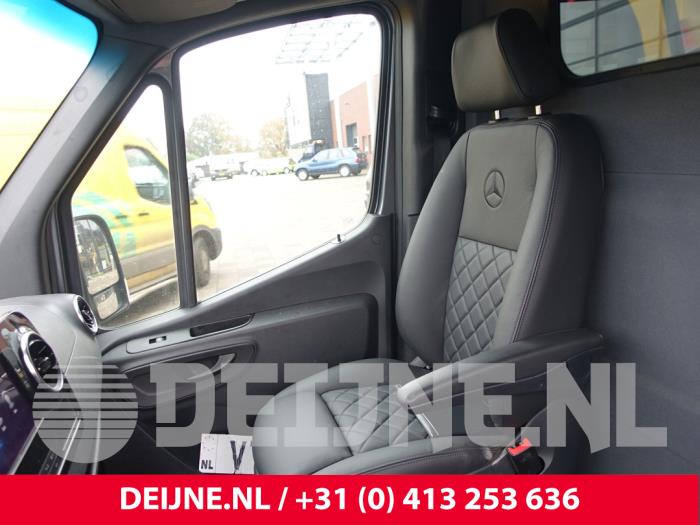 Mercedes Sprinter 3,5t 319 CDI 2.0 D RWD Sloopvoertuig (2023, Grijs)