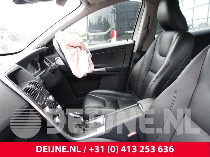 Volvo XC60 I 2.0 D4 16V Sloopvoertuig (2015, Zilvergrijs)