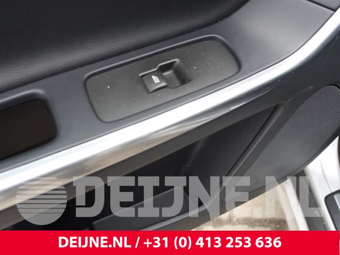 Volvo XC60 I 2.0 D4 16V Sloopvoertuig (2015, Zilvergrijs)