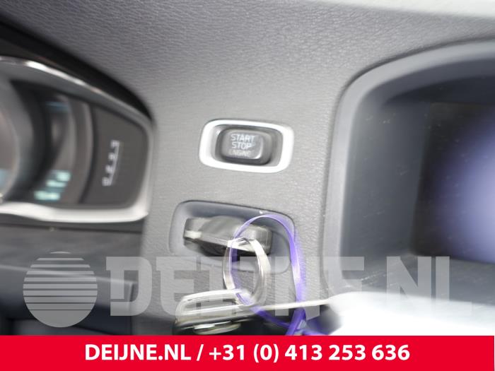 Volvo V60 I 2.4 D6 20V Plug-in Hybrid AWD Sloopvoertuig (2013, Zwart)