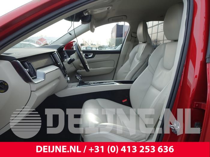Volvo XC60 II 2.0 D4 16V AWD Sloopvoertuig (2019, Rood)