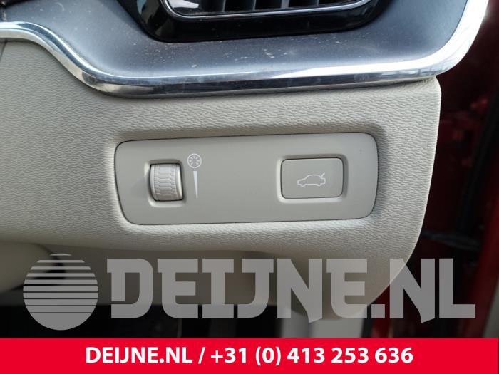 Volvo XC60 II 2.0 D4 16V AWD Sloopvoertuig (2019, Rood)