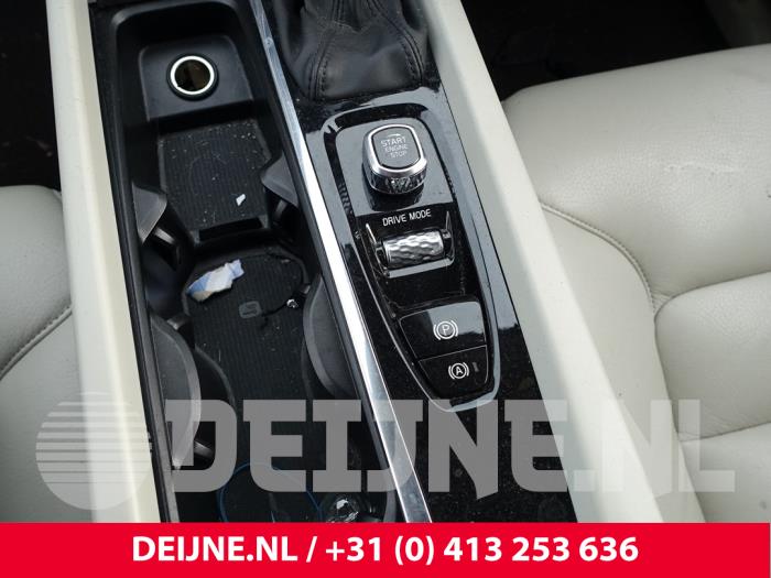 Volvo XC60 II 2.0 D4 16V AWD Sloopvoertuig (2019, Rood)