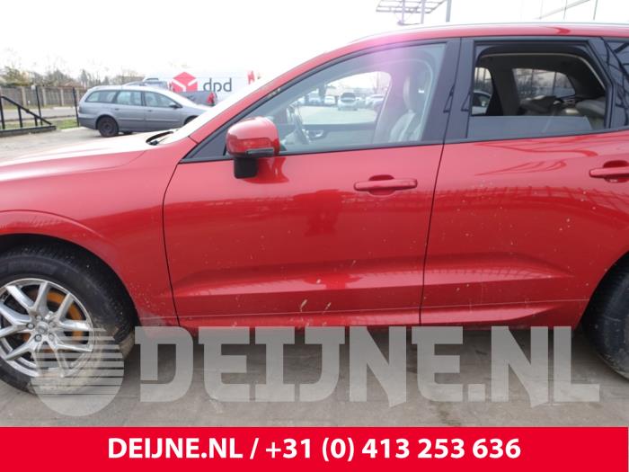 Volvo XC60 II 2.0 D4 16V AWD Sloopvoertuig (2019, Rood)