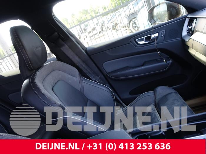 Volvo XC60 II 2.0 B4 16V Mild Hybrid AWD Sloopvoertuig (2021, Rood)