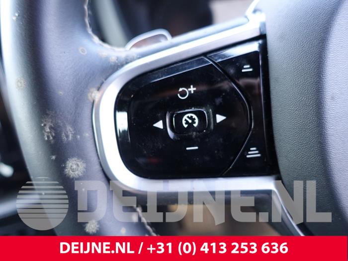 Volvo XC60 II 2.0 B4 16V Mild Hybrid AWD Sloopvoertuig (2021, Rood)