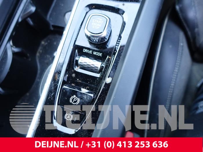 Volvo XC60 II 2.0 B4 16V Mild Hybrid AWD Sloopvoertuig (2021, Rood)