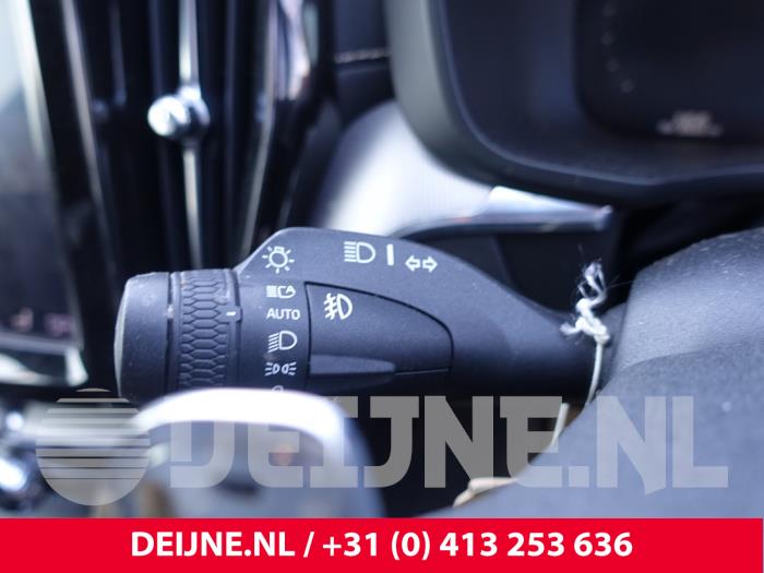 Volvo XC60 II 2.0 B4 16V Mild Hybrid AWD Sloopvoertuig (2021, Rood)