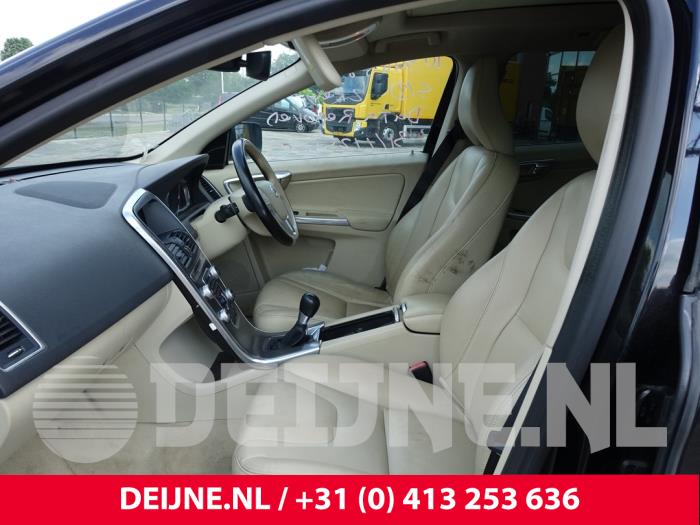 Volvo XC60 I 2.4 D4 20V AWD Sloopvoertuig (2015, Zwart)