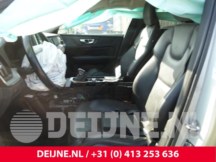 Volvo V60 Cross Country I 2.0 D3 16V Sloopvoertuig (2020, Grijs)