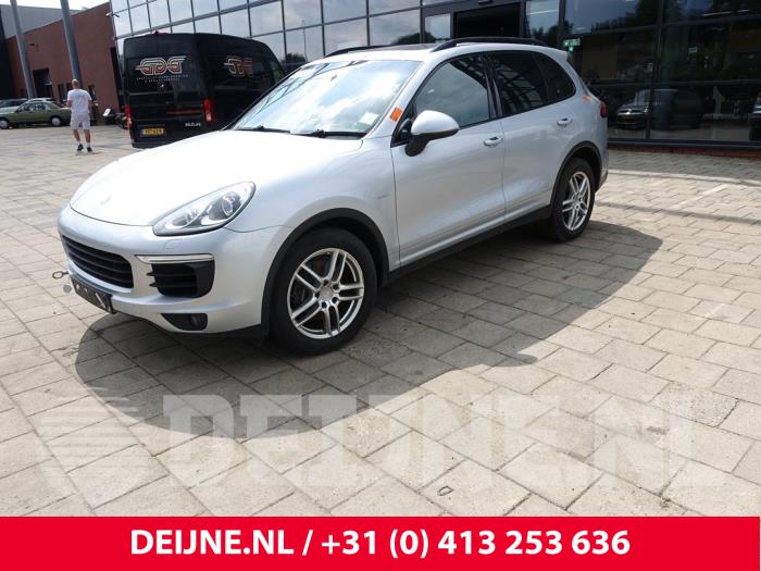 Porsche Cayenne II 3.0 D V6 24V Sloopvoertuig (2015, Zilvergrijs)