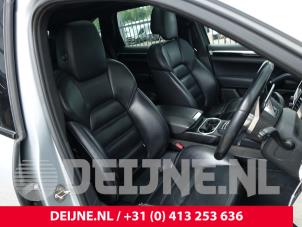 Porsche Cayenne II 3.0 D V6 24V Sloopvoertuig (2015, Zilvergrijs)