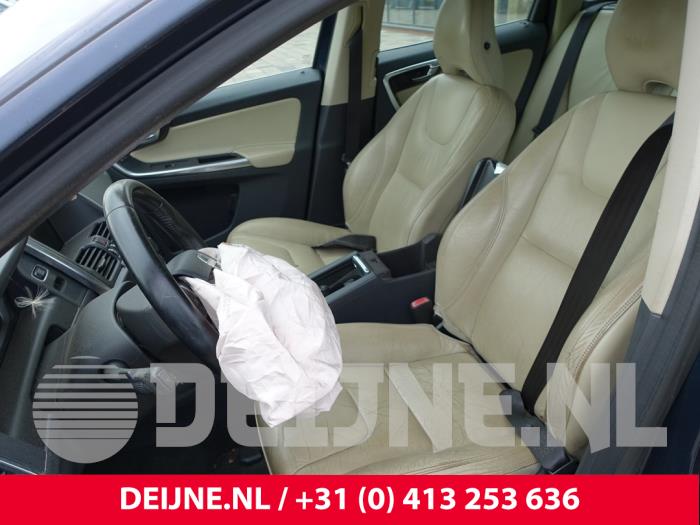 Volvo XC60 I 2.0 D3 20V Sloopvoertuig (2013, Blauw)