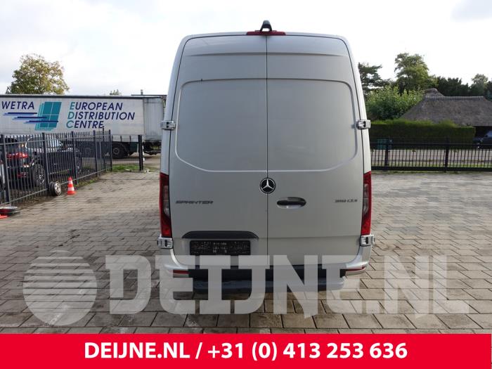 Mercedes Sprinter 3,5t 319 CDI 3.0 V6 24V RWD Sloopvoertuig (2021, Zilvergrijs)
