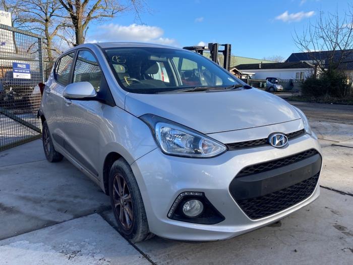 Hyundai i10 1.2 16V Sloopvoertuig (2017, Zilvergrijs)