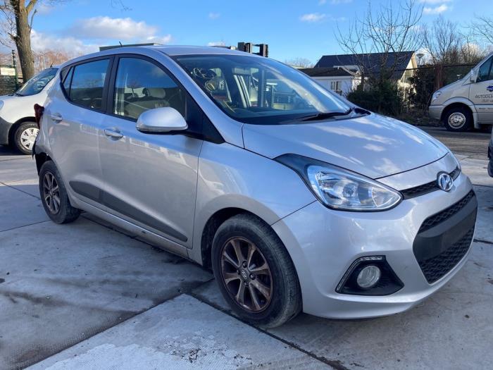 Hyundai i10 1.2 16V Sloopvoertuig (2017, Zilvergrijs)