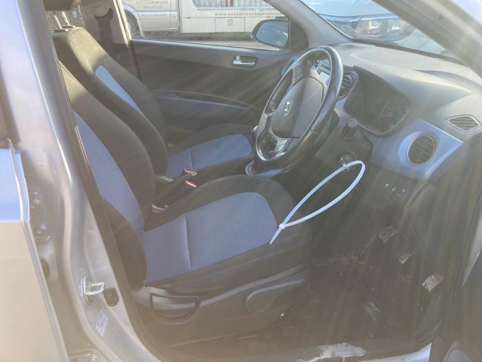 Hyundai i10 1.2 16V Sloopvoertuig (2017, Zilvergrijs)