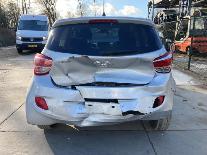 Hyundai i10 1.2 16V Sloopvoertuig (2017, Zilvergrijs)