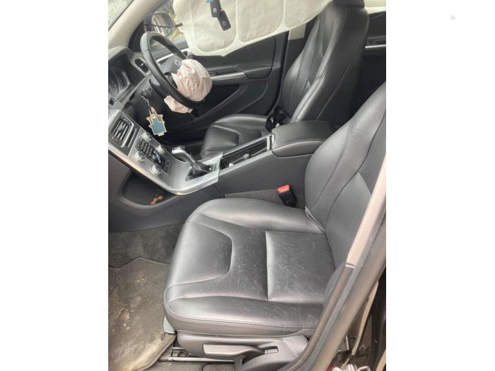 Volvo S60 II 2.0 D2 16V Sloopvoertuig (2017, Zwart)