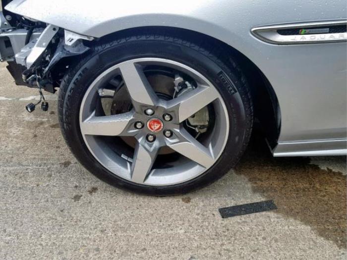 Jaguar XE 2.0 200 Turbo 16V Sloopvoertuig (2019, Zilver)