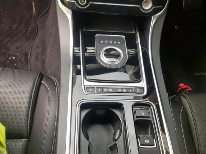 Jaguar XE 2.0 200 Turbo 16V Sloopvoertuig (2019, Zilver)