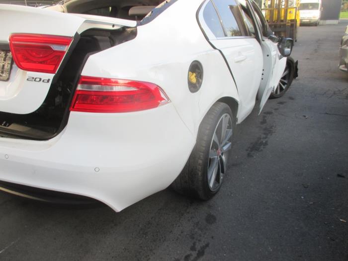 Jaguar XE 2.0d 180 16V Sloopvoertuig (2016, Wit)