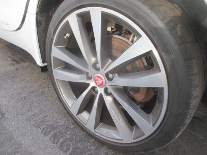 Jaguar XE 2.0d 180 16V Sloopvoertuig (2016, Wit)