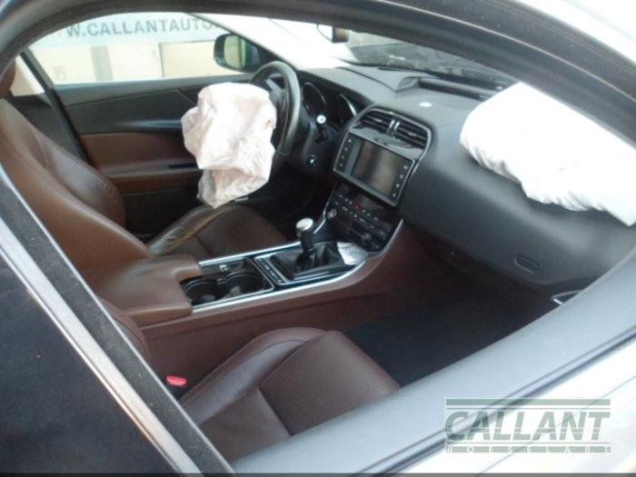 Jaguar XE 2.0d 180 16V Sloopvoertuig (2015, Zilvergrijs)