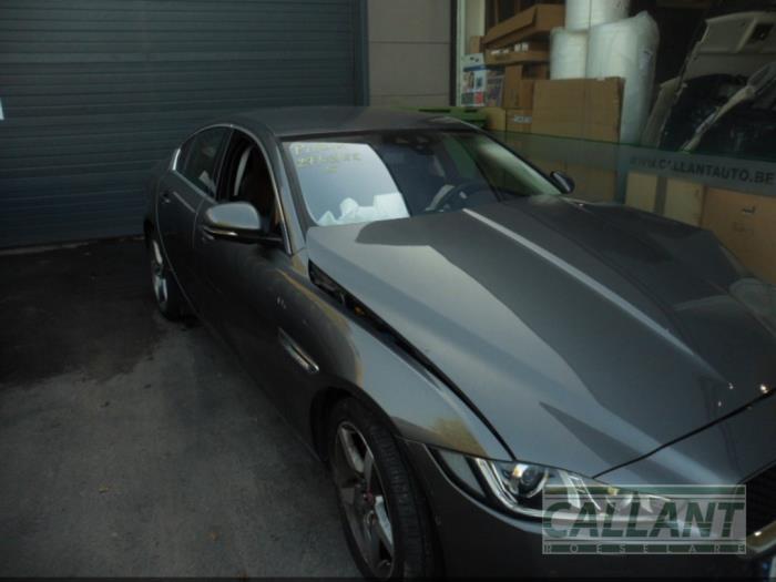 Jaguar XE 2.0d 180 16V Sloopvoertuig (2015, Zilvergrijs)