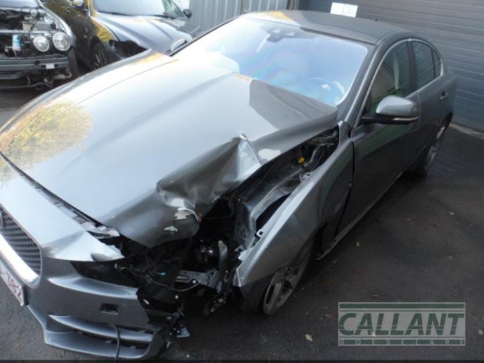 Jaguar XE 2.0d 180 16V Sloopvoertuig (2015, Zilvergrijs)