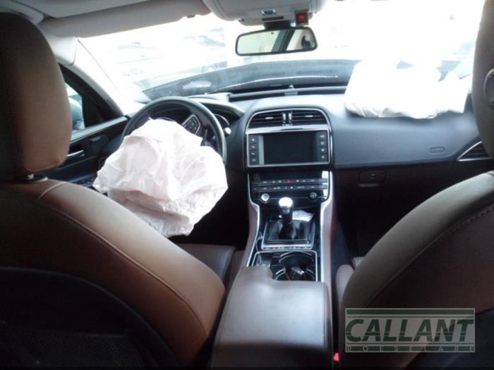 Jaguar XE 2.0d 180 16V Sloopvoertuig (2015, Zilvergrijs)