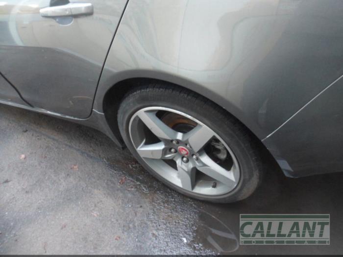 Jaguar XE 2.0d 180 16V Sloopvoertuig (2015, Zilvergrijs)