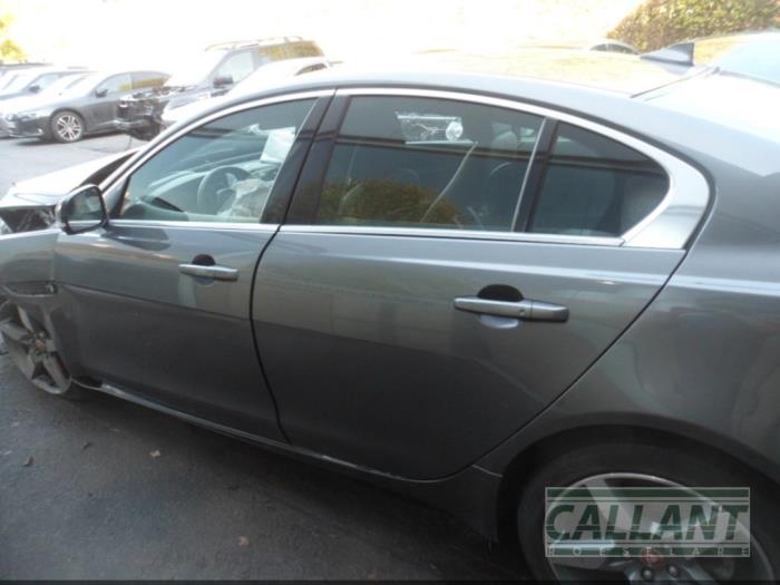 Jaguar XE 2.0d 180 16V Sloopvoertuig (2015, Zilvergrijs)