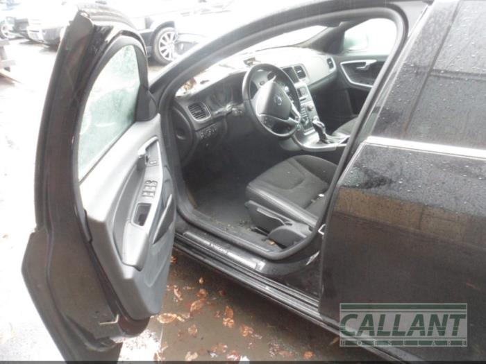 Volvo S60 II 2.0 D3 16V Sloopvoertuig (2016, Zwart)