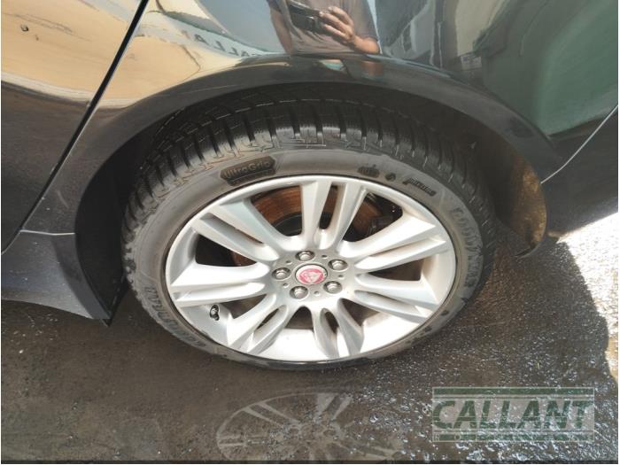 Jaguar XE 2.0d 180 16V Sloopvoertuig (2017, Zwart)