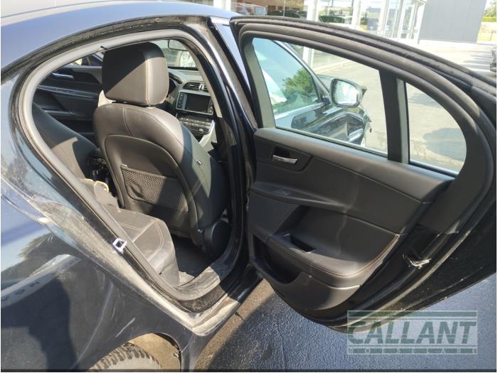 Jaguar XE 2.0d 180 16V Sloopvoertuig (2017, Zwart)