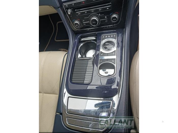 Jaguar XJ 3.0 D V6 24V Sloopvoertuig (2011, Kristal, Blauw)