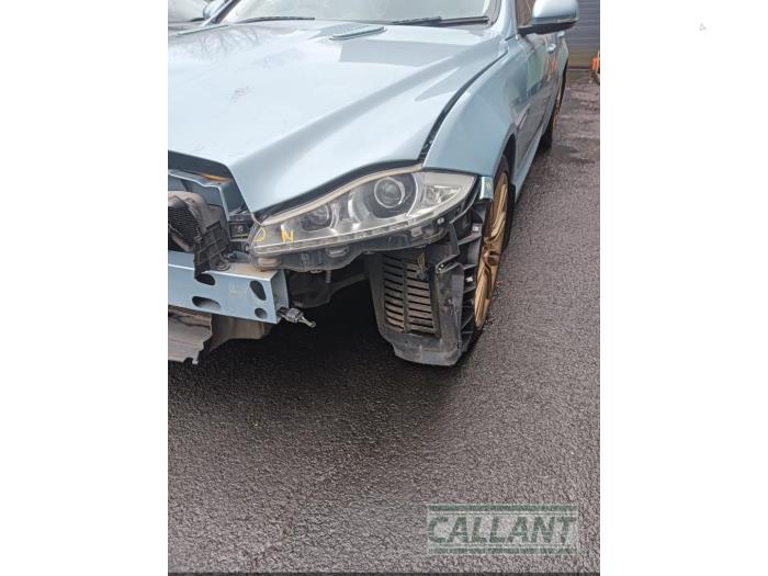 Jaguar XJ 3.0 D V6 24V Sloopvoertuig (2011, Kristal, Blauw)
